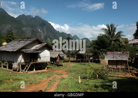 ein Bauerndorf in der Nähe von Dorf Kasi auf dem Nationalroad 13 auf dem Weg von Vang Vieng nach Luang Prabang in Laos in Südostasien Stockfoto