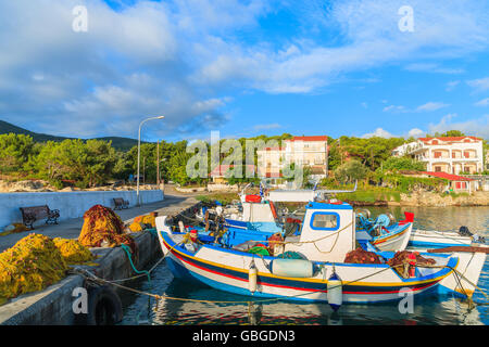 Griechischen Angelboote/Fischerboote festmachen im Hafen bei Sonnenaufgang Licht, Insel Samos, Griechenland Stockfoto