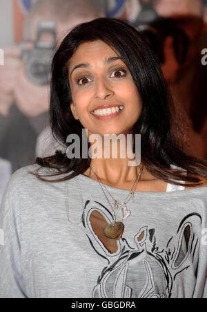 Girls Day bei Phones4U - London. Konnie Huq besucht den Girls Day bei Phones4U im Store Phones 4 U in der Tottenham Court Road im Zentrum von London. Stockfoto