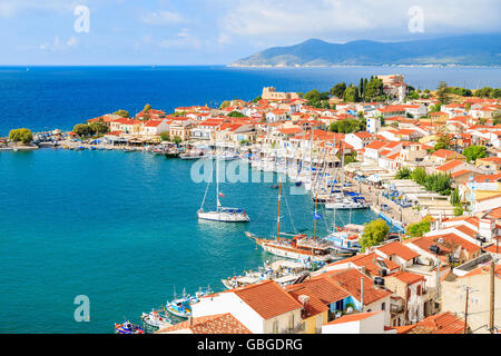 Insel SAMOS, Griechenland - SEP 23, 2015: Ein Blick auf Pythagorion Hafen mit bunten Häusern und blaues Meer, Insel Samos, Griechenland. Stockfoto