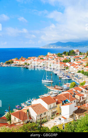 Ein Blick auf Pythagorion Hafen mit bunten Häusern und blaues Meer, Insel Samos, Griechenland Stockfoto