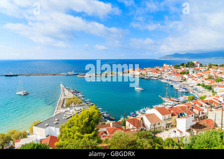 Ein Blick auf Pythagorion Hafen mit bunten Häusern und blaues Meer, Insel Samos, Griechenland Stockfoto