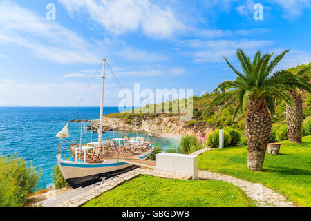 Traditionellen Segelboot im grünen Bereich der Proteas Bay auf der Insel von Samos, Griechenland Stockfoto