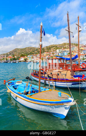 Traditionelle griechische bunte Fischerboote im Hafen von Pythagorion, Insel Samos, Griechenland Stockfoto