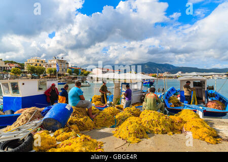 Insel SAMOS, Griechenland - SEP 23, 2015: Fischer Netze im Hafen am sonnigen Nachmittag zu reparieren. Griechische Inseln sind berühmt für die tradition Stockfoto