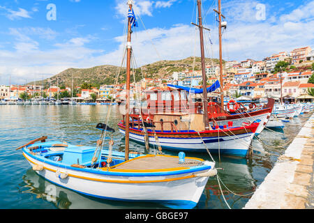 Traditionelle griechische bunte Fischerboote im Hafen von Pythagorion, Insel Samos, Griechenland Stockfoto