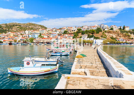 Blick auf Hafen von Pythagorion mit traditionellen bunten griechischen Fischerbooten, Insel Samos, Griechenland Stockfoto