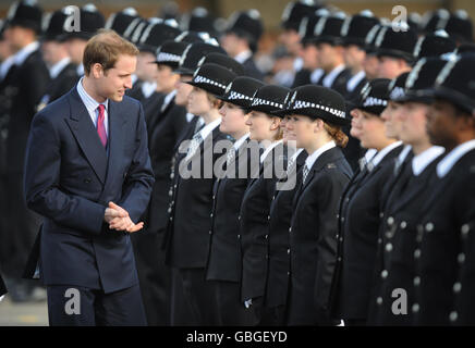 Prinz William inspiziert heute im Peel Center in Hendon, im Norden Londons, eine Parade von neu ohnmächtig gewordenen Polizeibeamten. Stockfoto