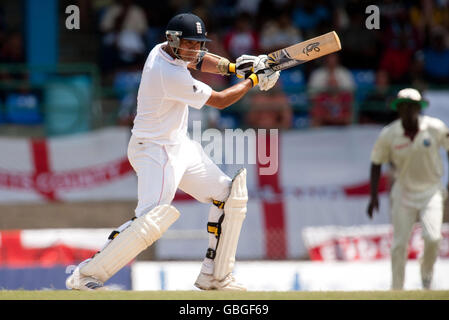 Cricket - Fünfter Test - erster Tag - England gegen Westindien - Queen's Park Oval. Englands Owais Shah Fledermäuse beim fünften Test im Queen's Park Oval, Port of Spain, Trinidad. Stockfoto