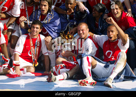 Fußball - FA Barclaycard Premiership - Arsenal / Leicester City. Arsenal-Spieler feiern mit der Premiership-Trophäe (erste Reihe l-r Jose Antonio Reyes, Fredrik Ljungberg und Thierry Henry) Stockfoto