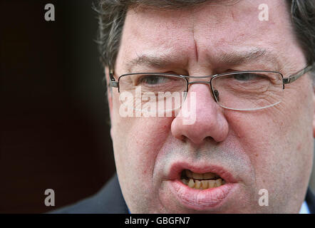 Taoiseach Brian Cowen auf den Stufen der Regierungsgebäude, Dublin, wo er eine Erklärung in Bezug auf die Tötung von zwei Soldaten in Nordirland am Sonntagabend. Stockfoto