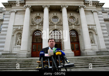 Taoiseach Brian Cowen auf den Stufen der Regierungsgebäude, Dublin, wo er eine Erklärung in Bezug auf die Tötung von zwei Soldaten in Nordirland am Sonntagabend. Stockfoto