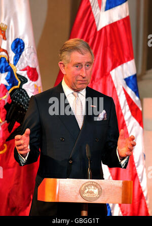 Der Prinz von Wales hält eine Rede über die Umwelt bei einem Staatsessen der chilenischen Präsidentin Michelle Bachelet in ihrem offiziellen Haus La Moneda Palast in Santiago. Stockfoto