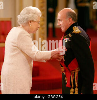 Generalstabschef General Sir Richard Dannatt wird von der britischen Königin Elizabeth II. Im Buckingham Palace, London, zum Knight Grand Cross des Order of the Bath gemacht. Stockfoto