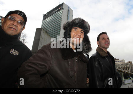 Der mexikanische Boxer Marco Antonio Barrera (Mitte) kommt zu einer Pressekonferenz im Barburrito Mexican Grill, Manchester. Stockfoto