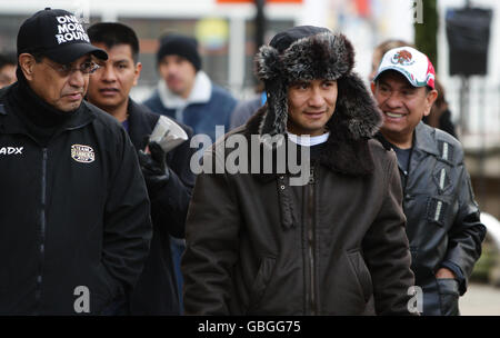 Der mexikanische Boxer Marco Antonio Barrera (Mitte) kommt zu einer Pressekonferenz im Barburrito Mexican Grill, Manchester. Stockfoto