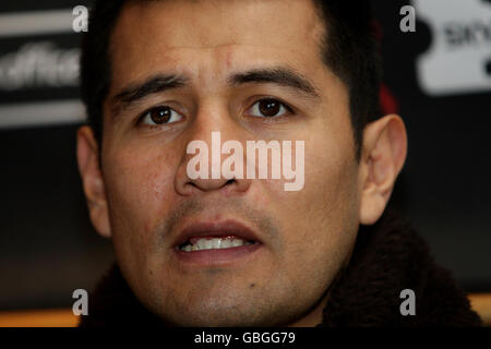 Der mexikanische Boxer Marco Antonio Barrera (Mitte) spricht bei einer Pressekonferenz im Barburrito Mexican Grill, Manchester, mit den Medien. Stockfoto