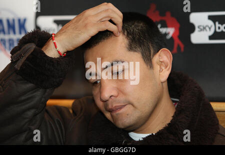 Der mexikanische Boxer Marco Antonio Barrera (Mitte) spricht bei einer Pressekonferenz im Barburrito Mexican Grill, Manchester, mit den Medien. Stockfoto