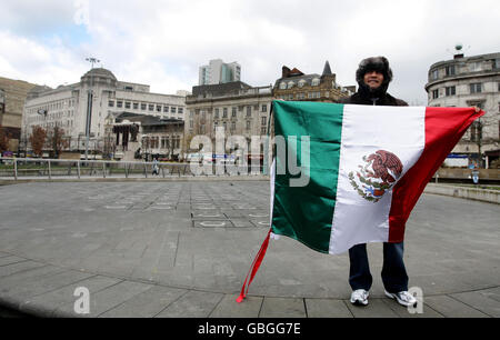 Der mexikanische Boxer Marco Antonio Barrera (Mitte) kommt im Stadtzentrum von Manchester zu einer Pressekonferenz im Barburrito Mexican Grill, Manchester an. Stockfoto