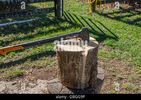 Holz wird mit eine Spaltung Maul für Brennholz gespalten Stockfoto