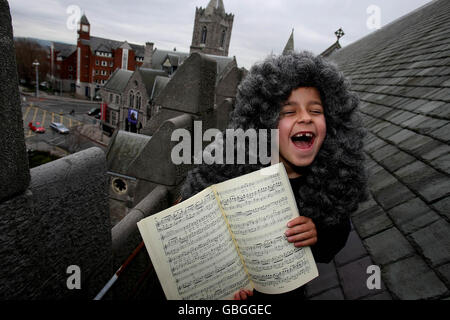 Die achtjährige Fiach Connolly kleidete sich als George Frideric Händel auf der Christ Church Dublin, als der Temple Bar Cultural Trust heute Details des Dublin Händel Festivals vorstellte, das vom 13. Bis 19. April stattfindet und den 250. Todestag von Händel feiert. Stockfoto