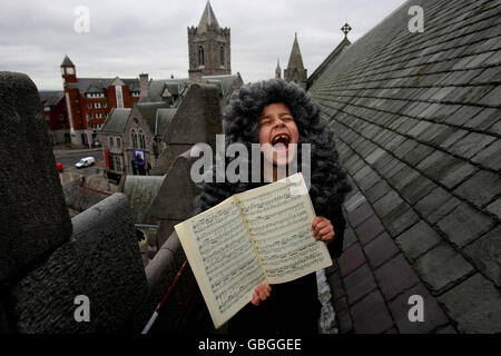 Die achtjährige Fiach Connolly kleidete sich als George Frideric Händel auf der Christ Church Dublin, als der Temple Bar Cultural Trust heute Details des Dublin Händel Festivals vorstellte, das vom 13. Bis 19. April stattfindet und den 250. Todestag von Händel feiert. Stockfoto