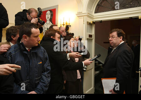 Taoiseach Brian Cowen hält auf dem Weg zu einer Pressekonferenz im Merrion Hotel im Zusammenhang mit der Ankündigung von BU Hewlett Packard von 500 neuen Arbeitsplätzen in Co.Kildare inne, um mit den Medien zu sprechen. Stockfoto