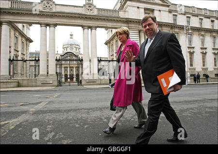 Taoiseach Brian Cowen und Tanaiste Mary Coughlan passieren Regierungsgebäude auf dem Weg zu einer Pressekonferenz im Merrion Hotel im Zusammenhang mit der Ankündigung der BU Hewlett Packard von 500 neuen Arbeitsplätzen in Co.Kildare. Stockfoto