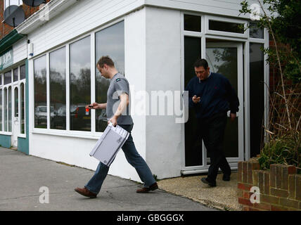 Schlicht bekleidete Polizisten entfernen Kisten von Eastbourne Financial Services in Bexhill, Sussex, die als Teil eines 40 Millionen Pfund schweren Hypothekenbetrugs überfallen wurden. Stockfoto