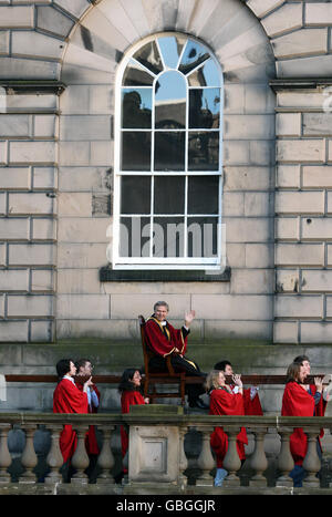 Der Rektor der New Edinburgh University, Iain Macwhirter, wird nach seiner Installationszeremonie auf einem Sedan-Stuhl um das Old College getragen. Stockfoto