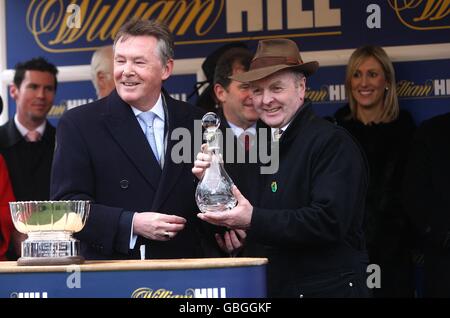 Trainer Jonjo O'Neill (rechts) nach dem Gewinn der William Hill Trophy Handicap Chase mit Wichita Lineman. Stockfoto