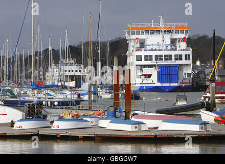 Die neue W-Klasse Wightlink Fähre Wight Sky fährt von Lymington im New Forest auf dem Weg nach Yarmouth auf der Isle of Wight ab, da eine der alten und viel kleineren C-Klasse Fähren in der Ferne entlang des Kais angebunden ist. Die neuen Fähren haben eine Reihe im ruhigen Segeldorf geschaffen. Die Lymington River Association will, dass die Schiffe der W-Klasse außer Dienst gestellt werden, bis das Ministerium für Ernährung und ländliche Angelegenheiten die Bewertung ihrer Auswirkungen auf die Umwelt abgeschlossen hat Stockfoto