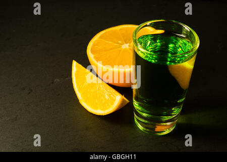 Absinth auf schwarzem Hintergrund. Alkohol trinken. Stockfoto