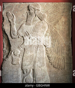 Berlin. Deutschland. Pergamon-Museum, Alabaster Relief Darstellung einer alten assyrischen Gottheit. Stockfoto