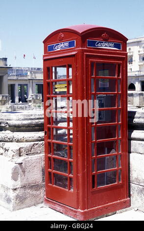 Brithish Telefonzelle in der alten Stadt Valletta auf Malta in Europa. Stockfoto