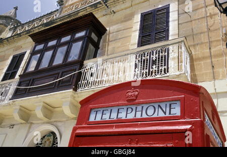 Brithish Telefonzelle in der alten Stadt Valletta auf Malta in Europa. Stockfoto