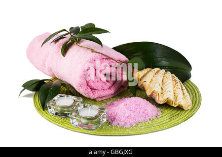 Spa-Konzept mit rosa Meersalz und Kerzen. Spa. Spa-Behandlung. Spa-Massage. Spa-Steinen. Wellness-Spa. Spa-Konzept. Wellness noch li Stockfoto