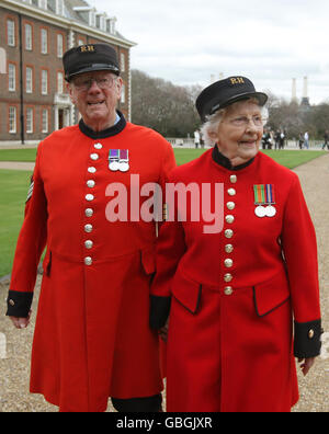 Der Chelsea-Rentner Geoff Crowther begrüßt Dorothy Hughes, eine der ersten Chelsea-Rentnerinnen, im Royal Hospital Chelsea in London. Stockfoto