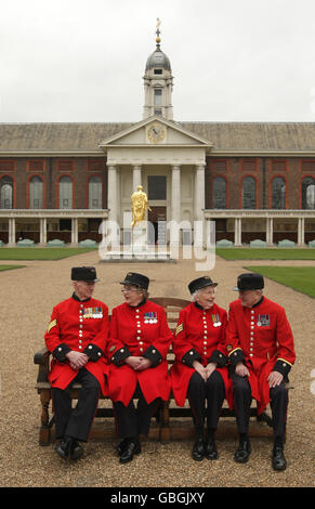 Royal Hospital Chelsea, erste weibliche Chelsea Rentner begrüßen zu dürfen Stockfoto