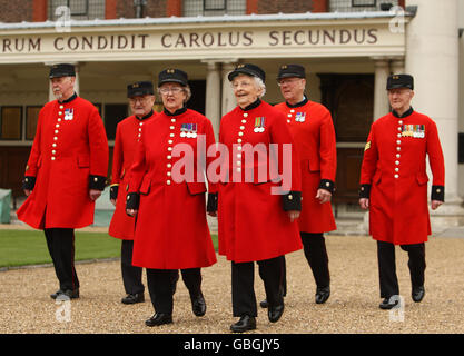 Winifred Phillips (dritte links) und Dorothy Hughes (vierte links) werden als erste Chelsea-Rentnerinnen im Royal Hospital Chelsea in London begrüßt. Stockfoto