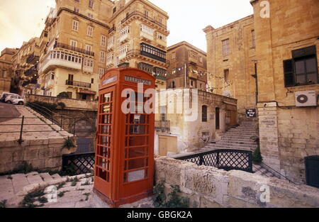 Brithish Telefonzelle in der alten Stadt Valletta auf Malta in Europa. Stockfoto