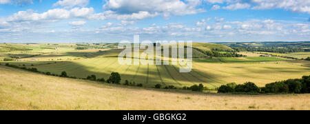 Nahen Hügel und Scratchbury Hill. Panorama vom Battlesbury Hill, mit mittelalterlichen Streifen Lynchets am Rand der Salisbury Plain Stockfoto