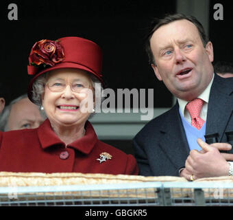 Die britische Königin Elizabeth II. Mit Nicky Henderson, der Trainerin ihres Pferdes Barbers Shop, während des Laufs des Totesport Cheltenham Gold Cup Steeple Chase auf der Cheltenham Racecourse, Cheltenham. Stockfoto