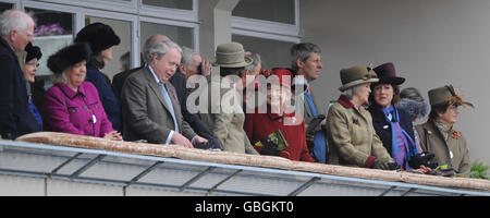 Die britische Königin Elizabeth II. In der königlichen Box nach dem Totesport Cheltenham Gold Cup Steeple Chase auf der Cheltenham Racecourse, Cheltenham. Stockfoto