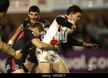 Rugby League - Engage Super League - St Helens gegen Salford Reds - Knowsley Road. St Helens' Matt Gidley wird von Salfords Malcolm Alker während des Engage Super League-Spiels in der Knowsley Road, St Helens, angegangen. Stockfoto