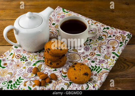 Kekse, Mandeln und Tee. Tea-Time. Hausgemachte Kekse. Süßes Dessert. Hausgemachte Keks. Frühstück-Cookies. Teetasse Stockfoto