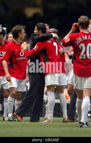 Manchester United Manager Sir Alex Ferguson gratuliert Torschützenkönig Cristiano Ronaldo Am Ende des Spiels Stockfoto