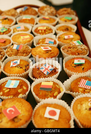 Kuchen mit internationalen Flaggen beim G20-Treffen der Finanzminister im South Lodge Hotel in der Nähe von Horsham in West Sussex. Stockfoto