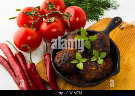 Gegrillte Frikadellen serviert in einer Pfanne. Gegrillte Frikadellen. Frikadellen. Stockfoto