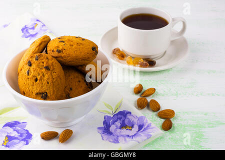 Hausgemachte Kekse, Mandeln und Tee. Süßes Dessert. Hausgemachte Keks. Frühstück-Cookies. Teetasse. Tea-Time. Hausgemachte Kekse. Stockfoto